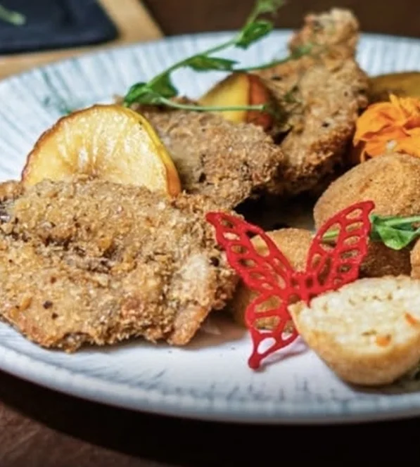 Rántott pecsenye libamáj sült almával és krokettel