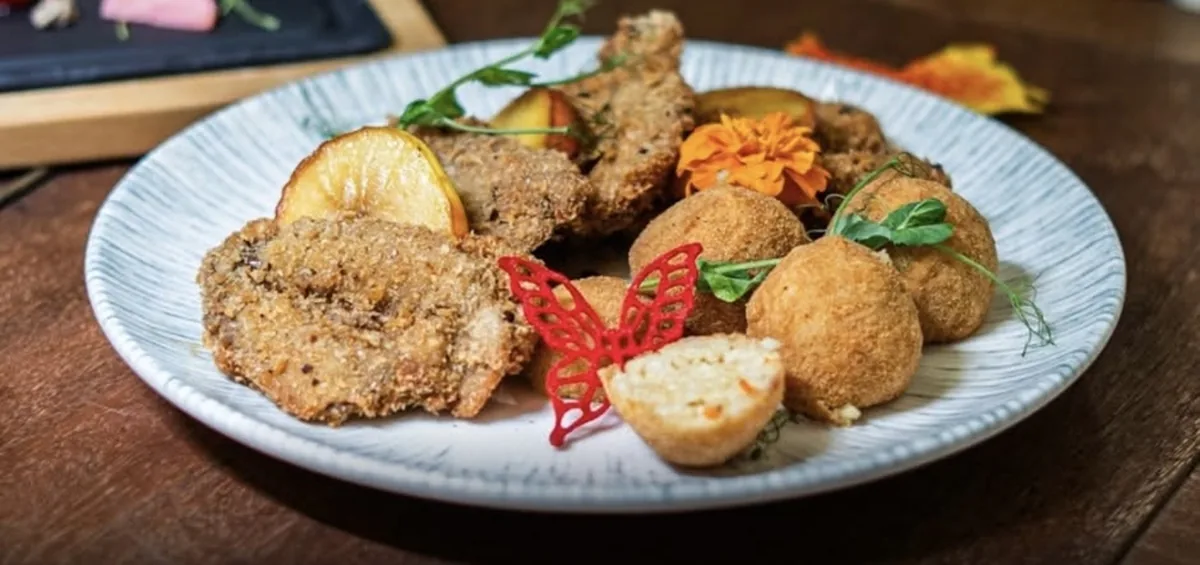 Rántott pecsenye libamáj sült almával és házi krokettel